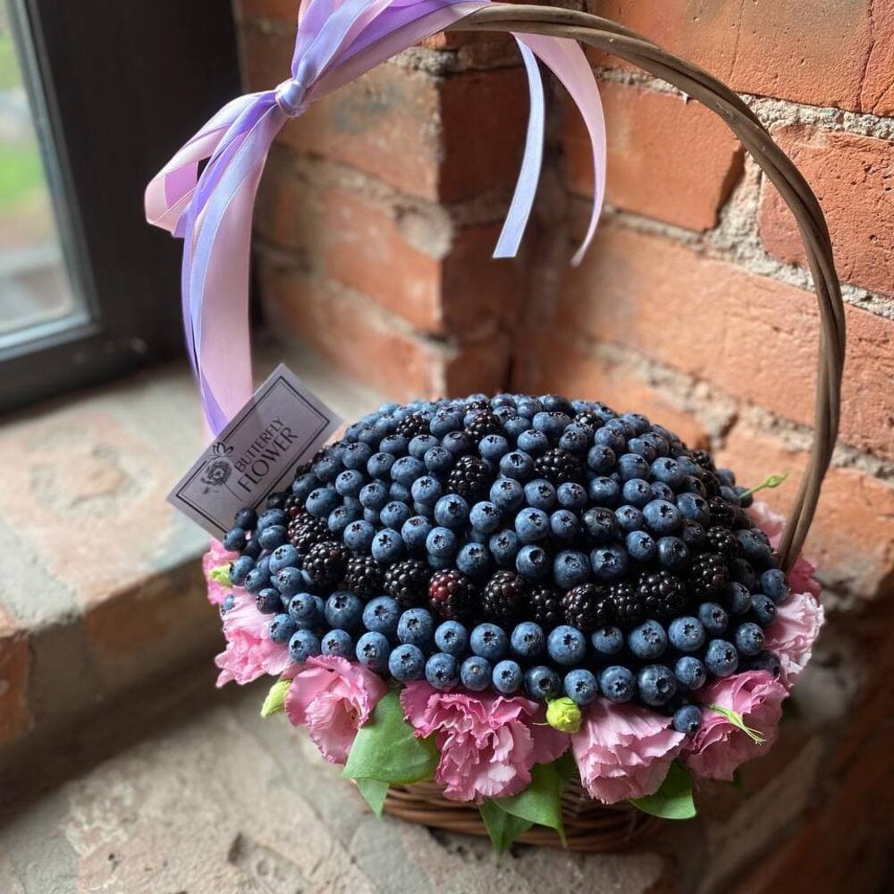 Корзинка из ягод ежевики, голубики и цветов 