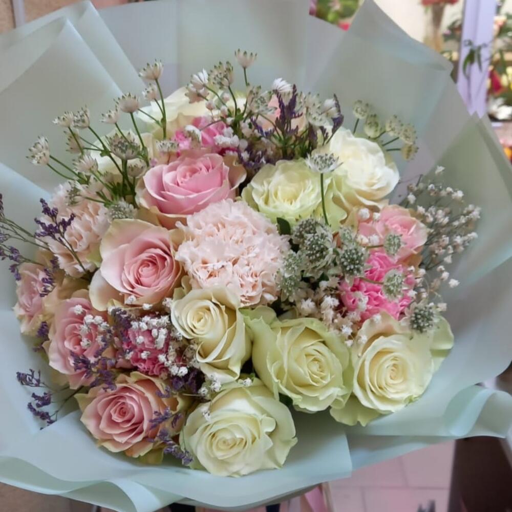 Букет 19 роз и гвоздик 