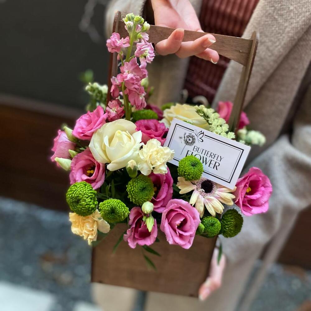 Букет из кустовой хризантемы, гвоздики, роз, маттиолы, статицы, эустомы и зелени в деревянном ящике 