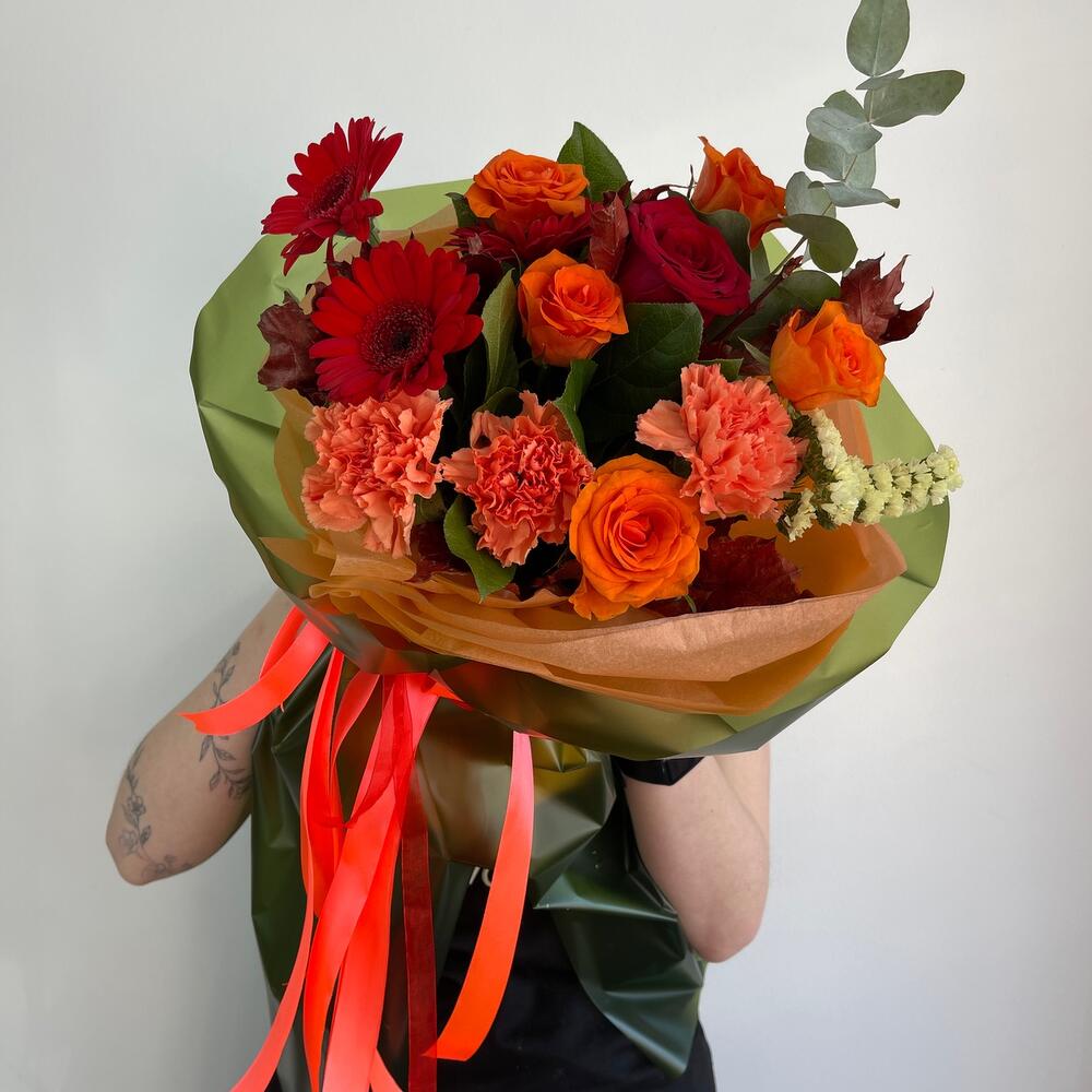 Авторский букет с розами, герберами и диантусами