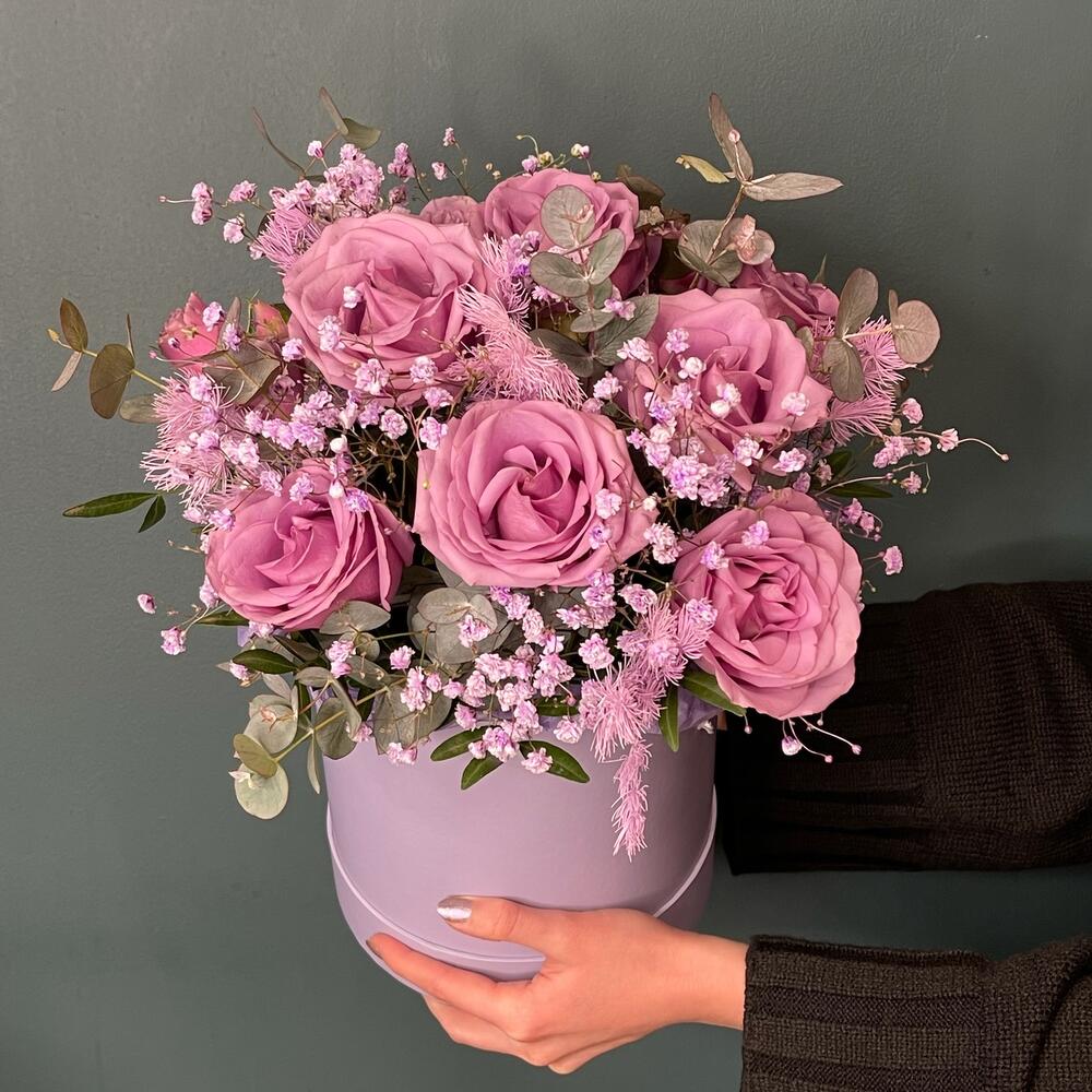 Цветочная композиция в шляпной коробке 