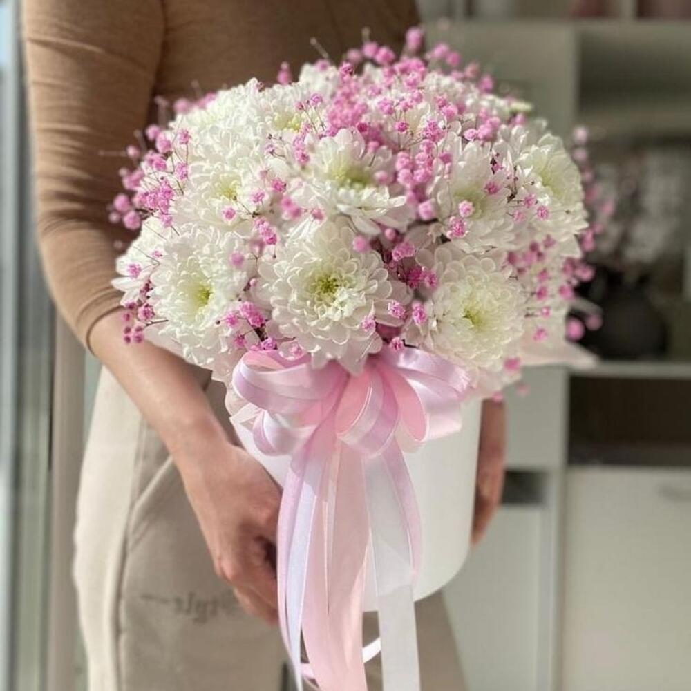 Хризантема и гипсофила в шляпной коробке Хризантема и гипсофила в шляпной коробке