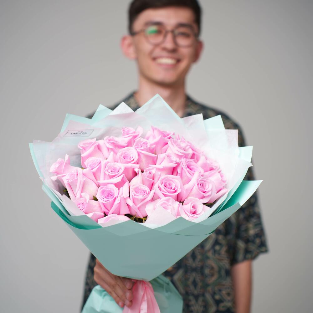 25 розовых роз 50см в оформлении