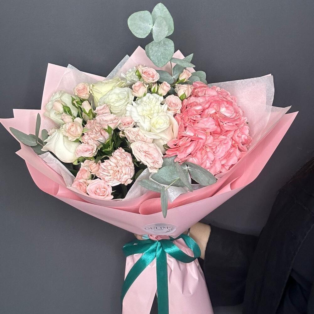 Букет из гортензий, диантусов, кустовых роз,эвкалипта