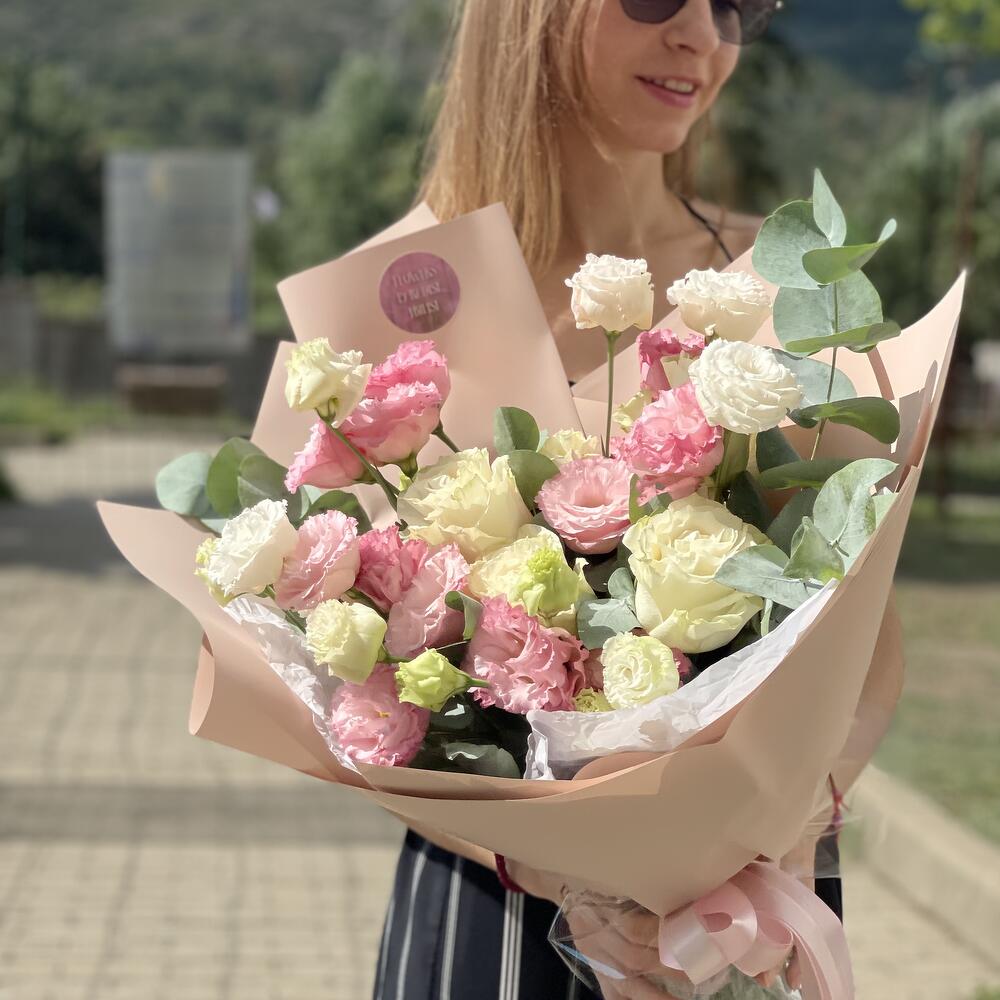 Микс букет из роз и эустомы