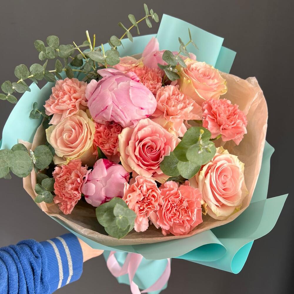 Букет «Нежные чувства» из роз и пионов