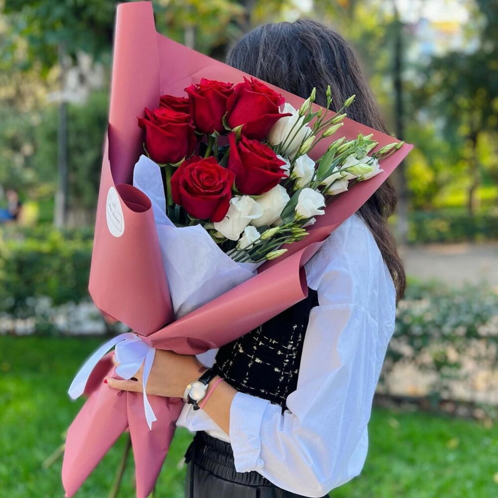red rose with eustoma