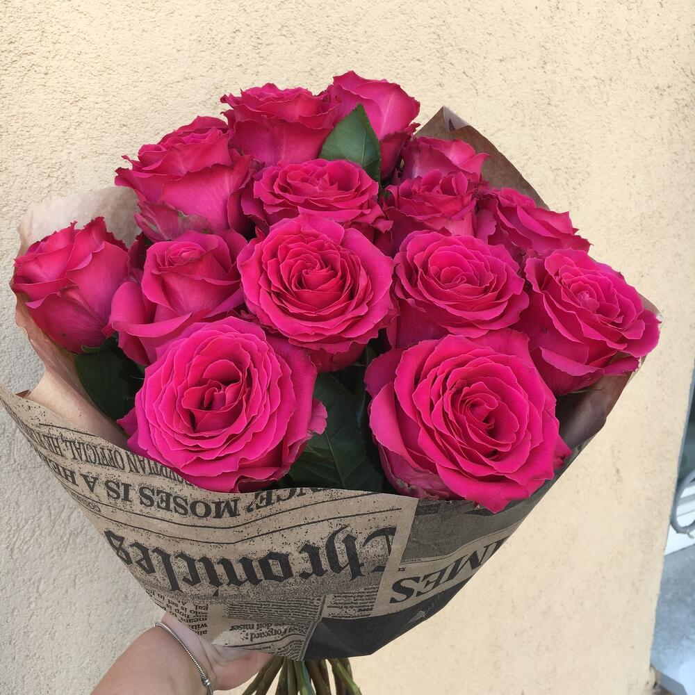 Яркий букет из 15 малиновых роз